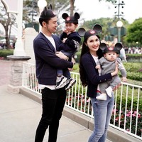 Pada akhir tahun ini, Sandra Dewi dan suaminya Harvey Moeis, memutuskan untuk berlibur di Disneyland, Hong Kong. Liburan tersebut sekaligus untuk merayakan ulang tahun si sulung, Raphael Moeis di Disneyland. Sandra, Harvey dan kedua putra mereka pun kompak berpose memakai busana kembar di Tahun Baru 2020. Happy new year 2020 from us & @hkdisneyland 🎉🎊.. senengnya bs pake baju seragam berempat, begitu Sandra menulis pada keterangan fotonya. Foto: Instagram