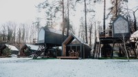 Penginapan berupa rumah pohon berdesain coklat ini terdapat 3 macam. Masing-masing rumah diberi nama jenis-jenis biji cokelat. (Chocolate Village by The River/Instagram)