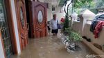 Aksi Petugas Gabungan Evakuasi Korban Banjir di Kemayoran