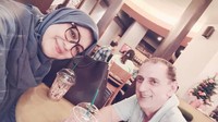 Berbeda dengan momen yang satu ini, di mana Fenny Bauty dan suaminya tampak romantis minum kopi berdua di sebuah gerai kopi ternama. Ngopi yuk, tulisnya. Foto: Instagram @fenny.bauty