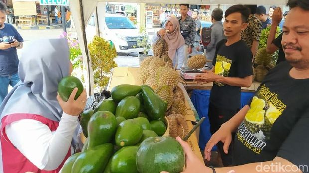 Rest Area Tol Kanci-Pejagan Disulap Jadi Bazar Durian dan Alpukat