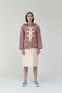 7 Outerwear yang Cocok Dipakai Musim Hujan, Hoodie Hingga Jas Hujan