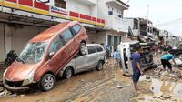 Sisa Banjir di Pondok Gede Permai: Mobil Tumpuk-tumpukan, Jalan Penuh Lumpur