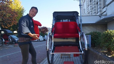 Foto: Naik Becak Manusia ala Film-film Jadul