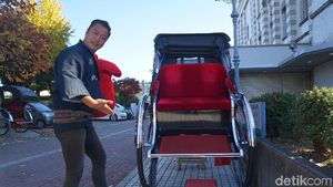 Foto: Naik Becak Manusia ala Film-film Jadul