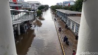 Sambil berjaolan kaki, warga juga mendorong sepeda motornya yang sudah terlanjut terendam banjir.