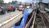 Amblasnya badan jalan di Jalan Nasional, tepatnya di Jalan Raya Paladarang Caringin, Desa Kertajaya, Padalarang, Kabupaten Bandung Barat (KBB) menggerus empat kios pada Selasa (31/12/2019).