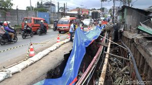 Potret Jalan Nasional yang Amblas Akibat Banjir