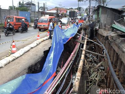 Potret Jalan Nasional yang Amblas Akibat Banjir
