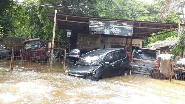 Penampakan mobil hitam yang hanyut.
