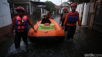 Petugas BPBD Kota Bogor melakukan evakuasi warga korban banjir di Bumi Satria Kencana (BSK), Bekasi Selatan, Kota Bekasi, Jawa Barat, Kamis (2/1/2020).