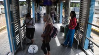 Sejumlah warga sedang menunggu datangnya bus TransJ.