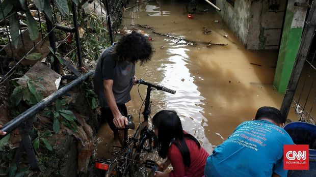 Warga Pengadegan mulai membersihkan barang-barang yang terendam banjir usai air mulai surut.