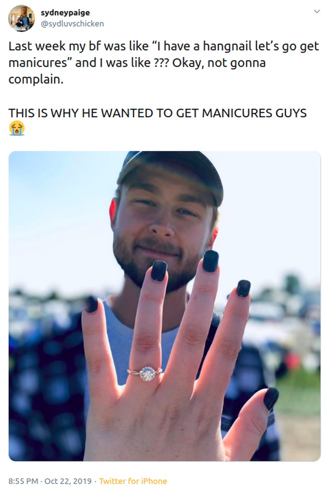 Seorang pria sangat pengertian dengan sifat wanita yang ingin selalu tampil sempurna di segala kesempatan apalagi jika akan diabadikan. Karena itu, ia meminta agar pacarnya manikur kuku sebelum dilamar. Foto: Twitter