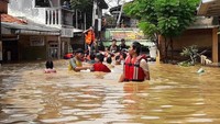 Banjir yang melanda sebagian besar wilayah Jakarta, Bekasi dan Tangerang menjadi topik perbincangan paling hangat. Ketinggian air yang merendam permukiman warga meninggalkan kisah-kisah unik termasuk saat kulineran. Foto: istimewa