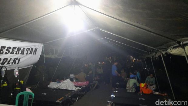 Sudah 15 Jam Listrik Padam, Warga Korban Banjir Bekasi Timur Gelap-gelapan
