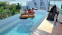 Bersama keluarga kecilnya, Audy liburan di Bali. Ia menginap di hotel mewah sambil menikmati floating breakfast berpemandangan laut. Foto: Instagram audyitem
