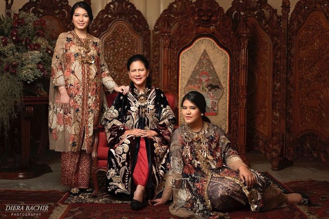 Momen Tahun Baru 2020 dimanfaatkan oleh Ibu negara Republik Indonesia, Iriana Jokowi untuk melakukan pemotretan keluarga. Iriana bersama Kahiyang Ayu dan Selvi Ananda tampil anggun mengenakan busana karya desainer Biyan Wanaatmadja. Foto: dok. Instagram @doleytobing