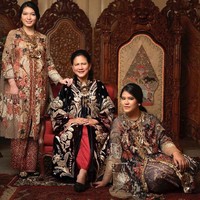 Momen Tahun Baru 2020 dimanfaatkan oleh Ibu negara Republik Indonesia, Iriana Jokowi untuk melakukan pemotretan keluarga. Iriana bersama Kahiyang Ayu dan Selvi Ananda tampil anggun mengenakan busana karya desainer Biyan Wanaatmadja. Foto: dok. Instagram @doleytobing