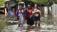 Intensitas hujan yang tinggi selama beberapa hari terakhir membuat kawasan tersebut terendam banjir.