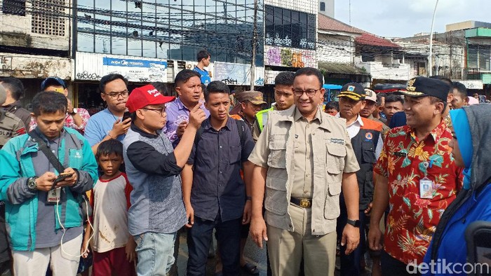 Foto: Gubernur DKI Jakarta Anies Baswedan di Kampung Pulo (Faisal Javier Anwar/detikcom)