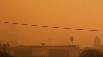 Orang-orang kehilangan rumahnya dalam kebakaran hutan paling buruk di Australia.  (Josh Aldwell)