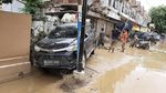 Diterjang Banjir, Mobil di Bekasi Nangkring di Garasi-Berserakan di Jalan