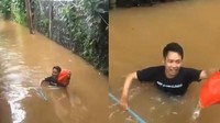 Pria yang satu ini patut diacungi jempol. Mengetahui temannya terjebak banjir di kawasan Kemang, pria ini rela menerobos banjir demi mengantarkan makanan. Wah keren!