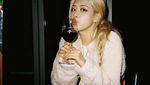 Liburan ke Bali, Ini Pesona Rose BLACKPINK Saat Cicip Roti hingga Permen