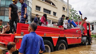 Mobil Damkar Bantu Evakuasi Korban Banjir