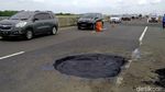 Penampakan Jalan Tol Pemalang-Batang yang Berlubang