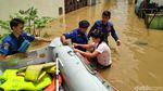 Mobil Damkar Bantu Evakuasi Korban Banjir