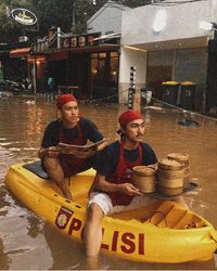 Viral Foto Pelayan Antar Dimsum Pakai Perahu Saat Banjir, Ini Faktanya