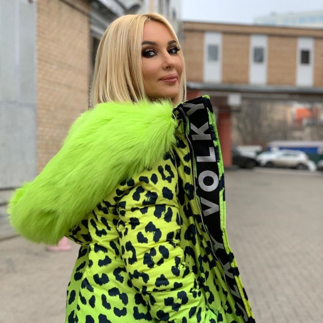 Baru setelah dokter mengirim Lara untuk menjalani MRI-lah mereka menemukan robekan pada implan kirinya dan pecah. Petugas medis kemudian melanjutkan untuk mengeluarkan implan dari payudara Lera dalam operasi yang menyiksa.Foto: Instagram