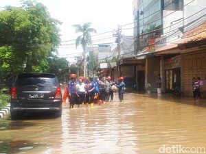 Jalan Gunung Sahari-Bungur Raya Tergenang Banjir, 3 Lansia Dievakuasi