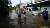 Para korban banjir tersebut pun diimbau untuk mengungsi ke tempat yang lebih aman guna menghindari hal-hal yang tak diinginkan.