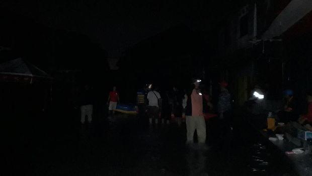 Tinggi banjir kini sebetis orang dewasa.