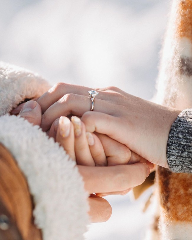 Foto unggahan Billy Davidson yang diberi keterangan Closing my 2019 with one of the happiest moment in my life. She said “Yes”! 2019 was an amazing and beautiful year, I’m so grateful, Thank God for sending me a lifetime partner to grow old with like you, love you now, love you tomorrow, and love you forever ❤️  itu hingga saat ini telah disukai oleh 173 ribu lebih pengguna Instagram lainnya. Foto: Instagram @billydavidson_