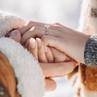 Foto unggahan Billy Davidson yang diberi keterangan Closing my 2019 with one of the happiest moment in my life. She said “Yes”! 2019 was an amazing and beautiful year, I’m so grateful, Thank God for sending me a lifetime partner to grow old with like you, love you now, love you tomorrow, and love you forever ❤️  itu hingga saat ini telah disukai oleh 173 ribu lebih pengguna Instagram lainnya. Foto: Instagram @billydavidson_