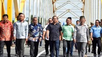 Jembatan yang dibangun dengan biaya mencapai Rp 52 milyar ini memiliki panjang 100 m x10 m dan disebut sebagai salah satu jembatan termegah dan merupakan salah satu ikon di Tapanuli Tengah.