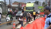 Tampak sejumlah petugas dari Kementerian Pekerjaan Umum dan Penataan Ruang (PUPR) tengah membenahi jalan tersebut dengan memasang tanggul untuk mencegah terjadinya longsor susulan.