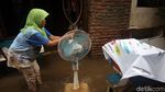 TNI-Warga Bersihkan Sampah Sisa Banjir di Cipinang Melayu
