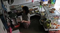 Sebuah warteg juga diketahui tetap melayani pembeli meskipun setengah bangunannya tergenang air banjir. Wah warteg ini pasti diserbu korban banjir yang lapar.  Foto: istimewa