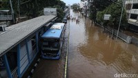 Dari pantauan Halte Pasar Baru Timur, tampak sebuah bus menepi di halte.