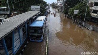 Sejumlah Rute Transjakarta Terlambat Imbas Banjir dan Macet di Mana-mana Sejumlah Rute Transjakarta Terlambat Imbas Banjir dan Macet di Mana-mana