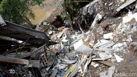 Tdak ada korban jiwa dalam peristiwa tersebut. Namun, empat kios yang berada di pinggir jalan, ikut tergerus longsor.