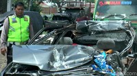 Kecelakaan maut antara truk boks dan mobil Honda Civic di jalan Tol Pandaan menuju Kejapanan, Gempol, menewaskan ibu dan dua anaknya. Kondisi sedan berwarna hitam itu hancur.