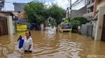 Evakuasi Korban Banjir di Kawasan Pasar Baru