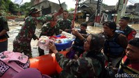 Hal itu dilakukan karena bayi dan balita serta anak-anak lebih rawan terserang penyakit akibat banjir yang terjadi di sejumlah kawasan tersebut.