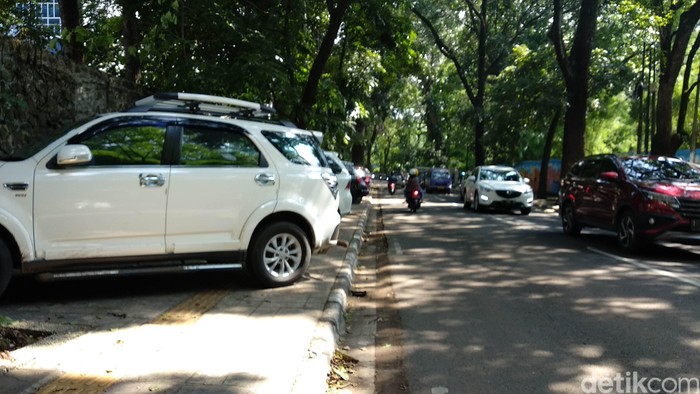 Mobil Parkir di Trotoar Jalan Tamansari Bandung